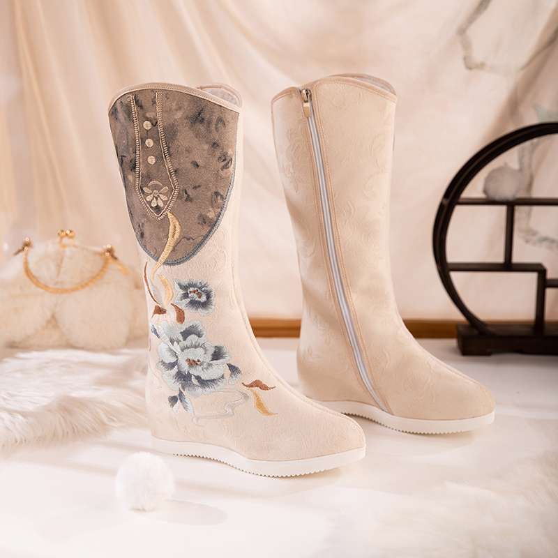 Botas para mujer 2025, nuevo estilo, botas largas de estilo chino que realzan la altura con botas Hanfu, botas bordadas retro de invierno