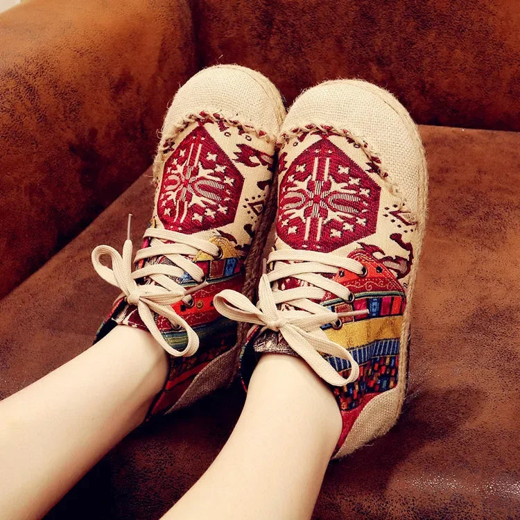 Nuevos zapatos bordados transfronterizos de primavera y verano, botas cortas de tela de estilo étnico, zapatos Hanfu de lino para mujer, zapatos tailandeses cuadrados de algodón y lino con cabeza grande