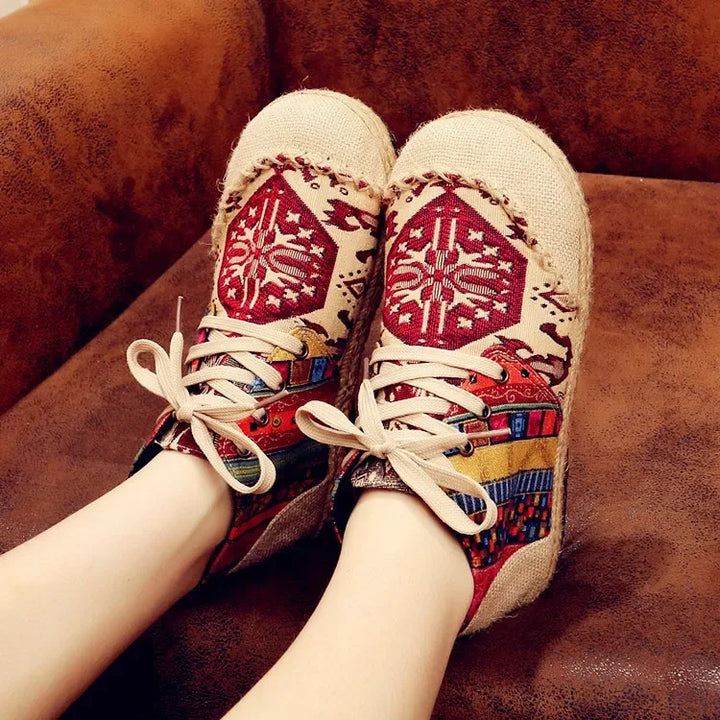 Nuevos zapatos bordados transfronterizos de primavera y verano, botas cortas de tela de estilo étnico, zapatos Hanfu de lino para mujer, zapatos tailandeses cuadrados de algodón y lino con cabeza grande