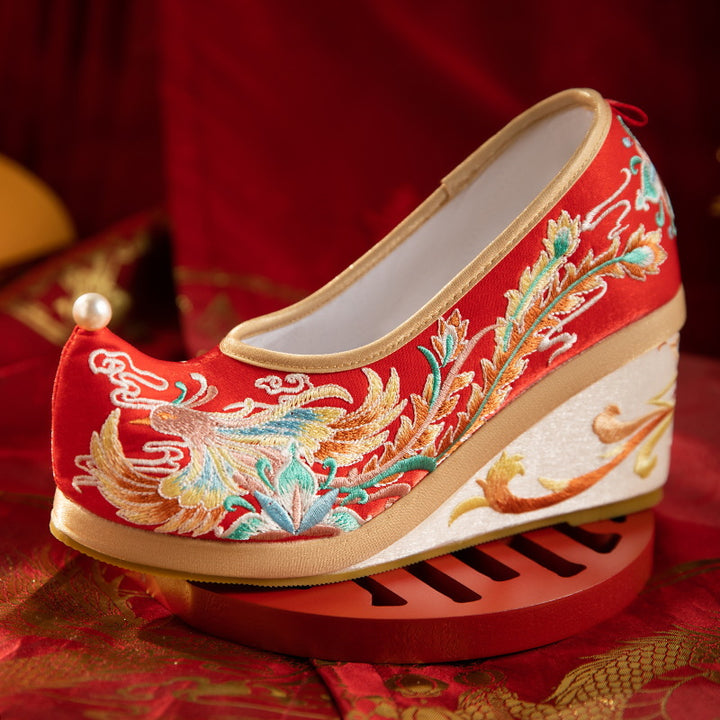 Zapatos de boda chinos con tacón de cuña auspicioso, nuevos zapatos de novia bordados en rojo, estilo antiguo, con aumento interior, zapatos Hanfu, otoño 2023