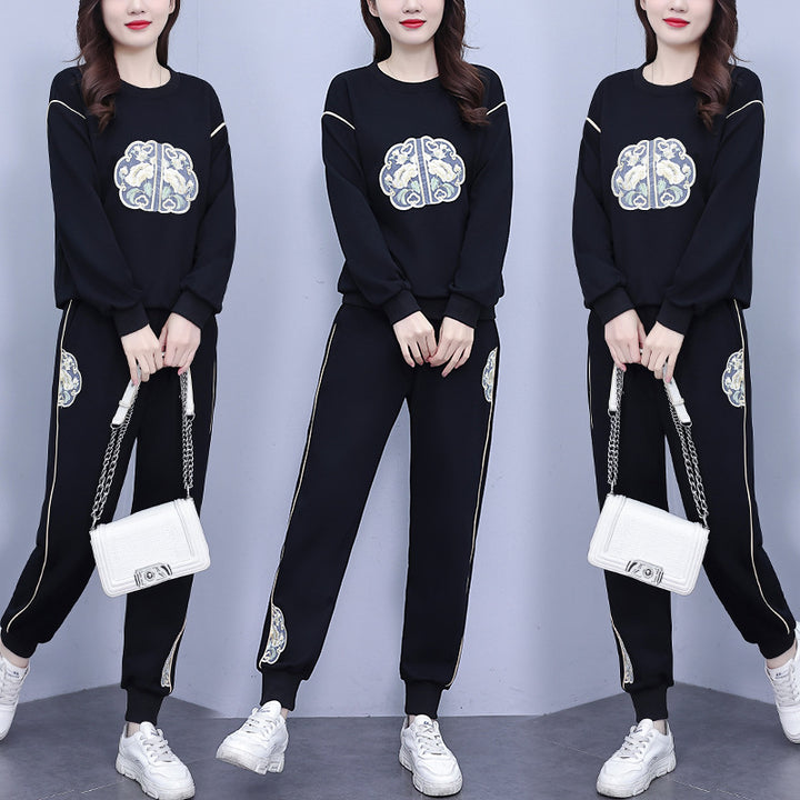 Conjunto deportivo de talla grande estilo chino para mujer, colección primavera 2024, sudadera informal bordada con cuello alto y botones anudados, conjunto de dos piezas.