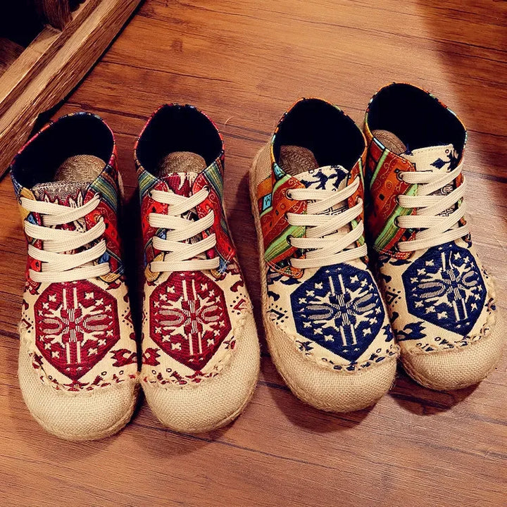 Nuevos zapatos bordados transfronterizos de primavera y verano, botas cortas de tela de estilo étnico, zapatos Hanfu de lino para mujer, zapatos tailandeses cuadrados de algodón y lino con cabeza grande
