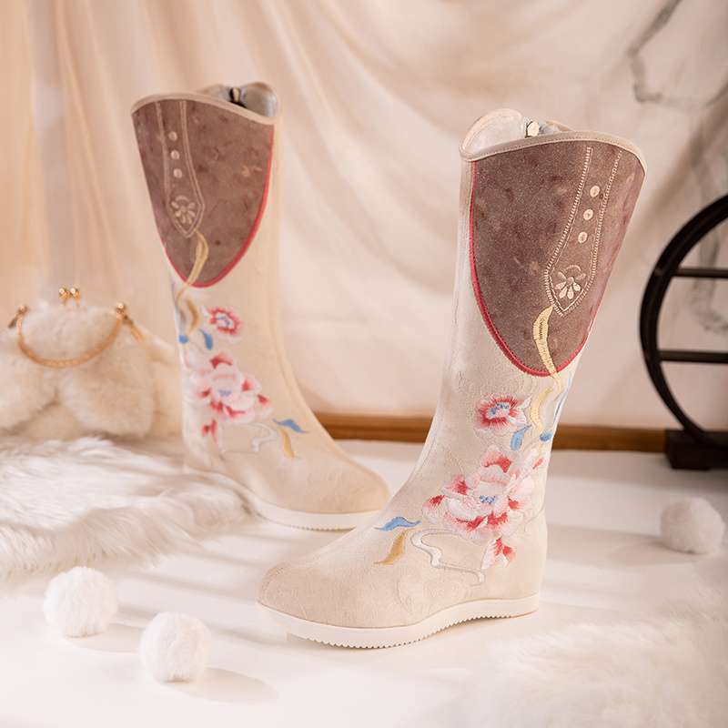 Botas para mujer 2025, nuevo estilo, botas largas de estilo chino que realzan la altura con botas Hanfu, botas bordadas retro de invierno