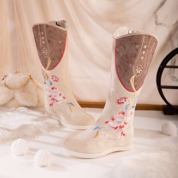 Botas para mujer 2025, nuevo estilo, botas largas de estilo chino que realzan la altura con botas Hanfu, botas bordadas retro de invierno