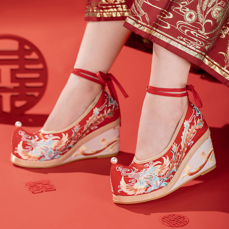 Zapatos de boda chinos con tacón de cuña auspicioso, nuevos zapatos de novia bordados en rojo, estilo antiguo, con aumento interior, zapatos Hanfu, otoño 2023