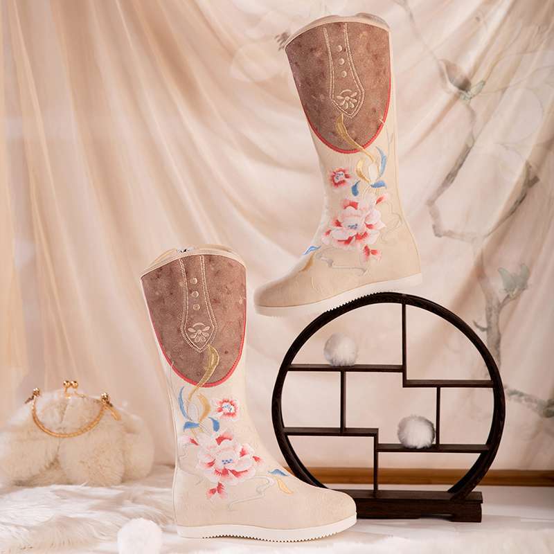 Botas para mujer 2025, nuevo estilo, botas largas de estilo chino que realzan la altura con botas Hanfu, botas bordadas retro de invierno
