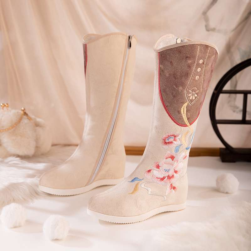Botas para mujer 2025, nuevo estilo, botas largas de estilo chino que realzan la altura con botas Hanfu, botas bordadas retro de invierno