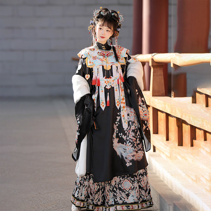 Han Yu Kui 【Fengxi】Conjunto completo de Hanfu estilo Ming con top de cuello alto superpuesto, hombros de nube bordados y falda Ma Mian