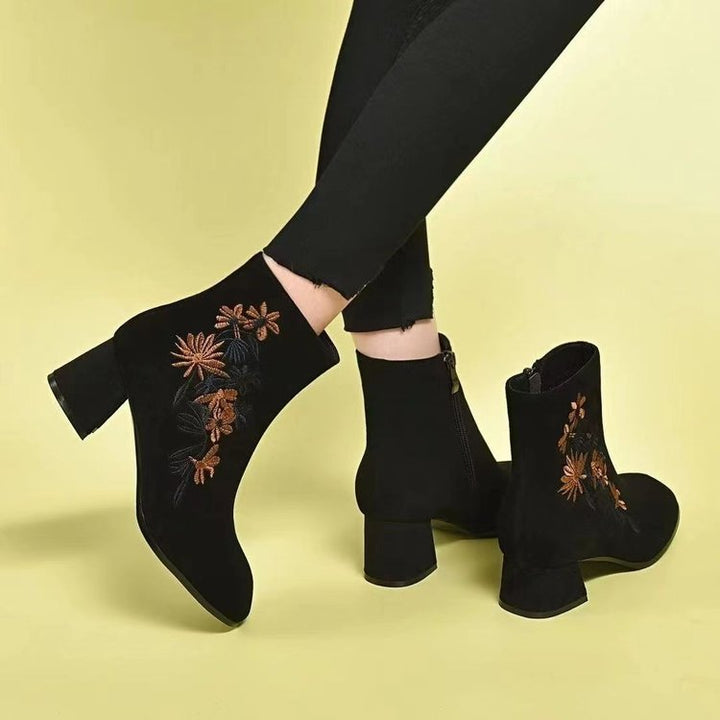 Botas cortas para mujer, otoño e invierno 2023, nuevo estilo chino, bordado esmerilado, tubo corto, tacones gruesos, tacones altos, talla grande, con botas cheongsam para mujer