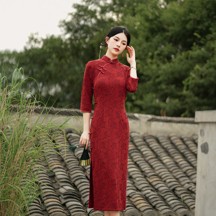 Nuevo cheongsam de otoño e invierno de longitud media, maquillaje rojo, superventas, falda cheongsam delgada de una sola capa, cheongsam rojo óxido con abertura alta