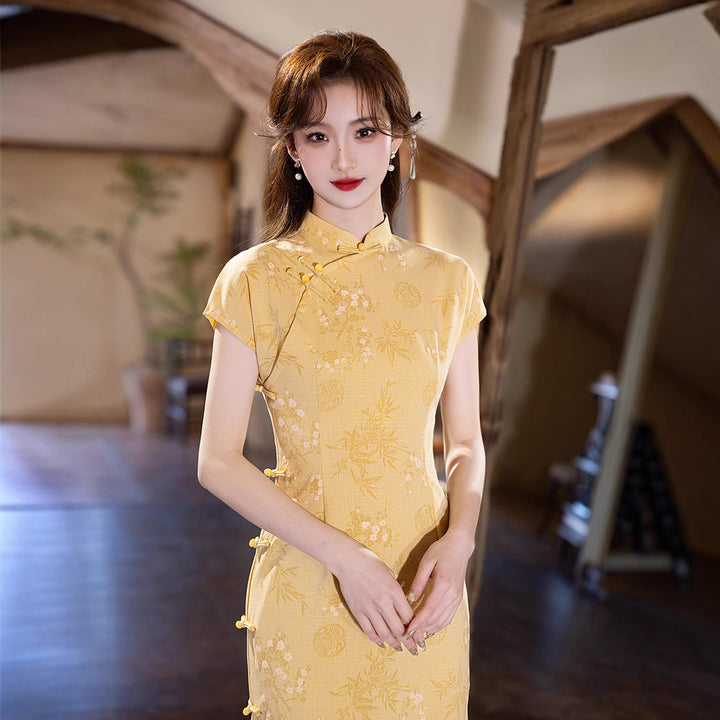 Tang Yilian 2025 verano nuevo cheongsam verde mejorado estilo joven cielo estrellado en relieve pequeño vestido de algodón y lino