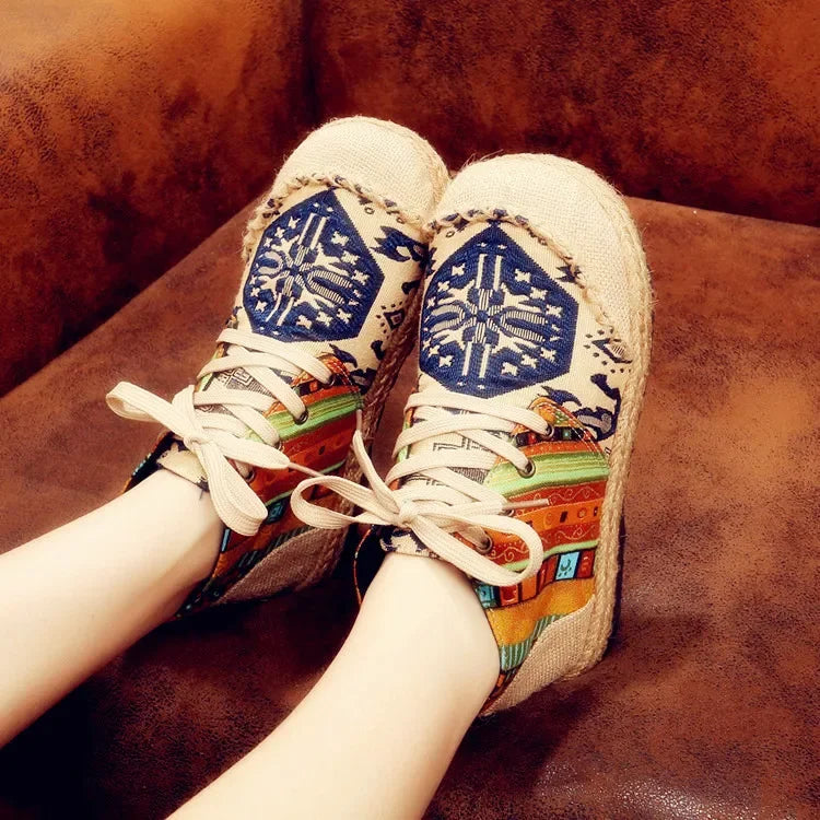 Nuevos zapatos bordados transfronterizos de primavera y verano, botas cortas de tela de estilo étnico, zapatos Hanfu de lino para mujer, zapatos tailandeses cuadrados de algodón y lino con cabeza grande
