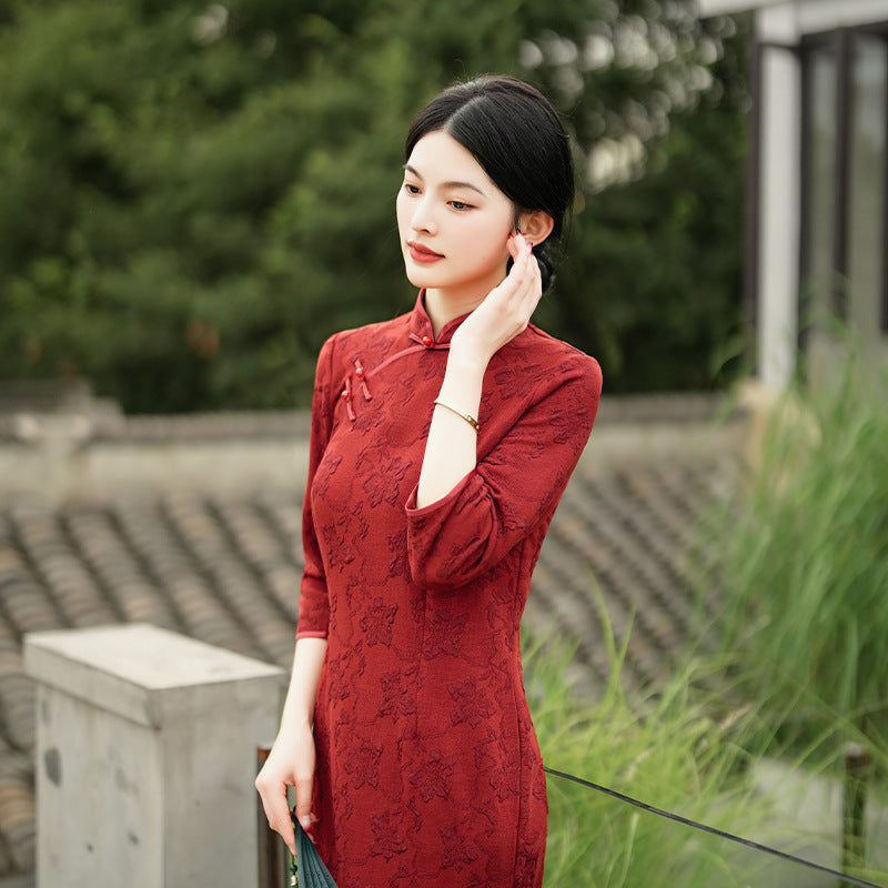 Nuevo cheongsam de otoño e invierno de longitud media, maquillaje rojo, superventas, falda cheongsam delgada de una sola capa, cheongsam rojo óxido con abertura alta