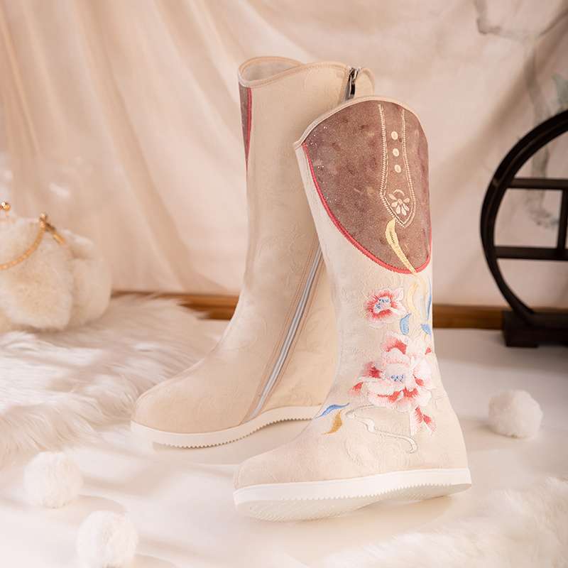Botas para mujer 2025, nuevo estilo, botas largas de estilo chino que realzan la altura con botas Hanfu, botas bordadas retro de invierno