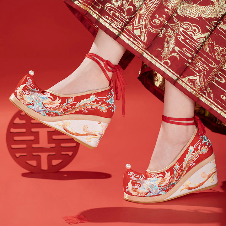 Zapatos de boda chinos con tacón de cuña auspicioso, nuevos zapatos de novia bordados en rojo, estilo antiguo, con aumento interior, zapatos Hanfu, otoño 2023