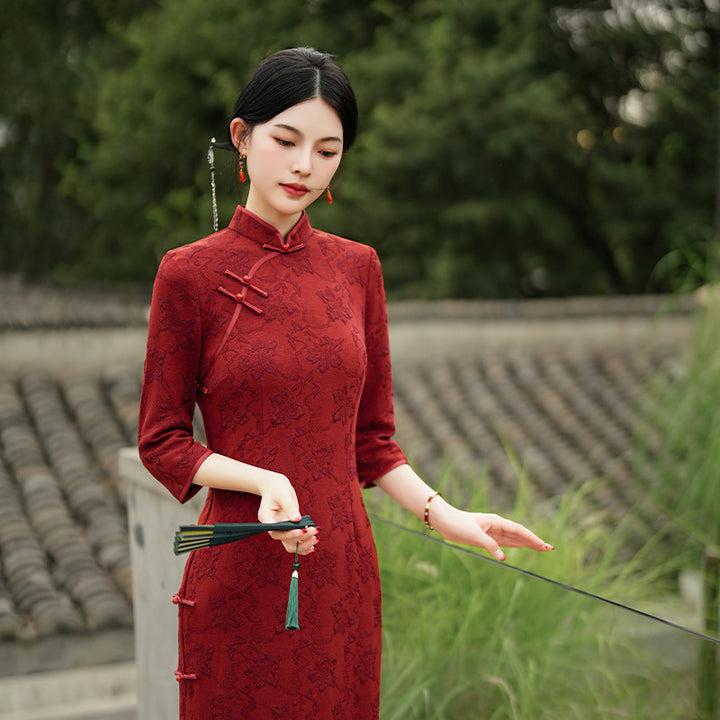 Nuevo cheongsam de otoño e invierno de longitud media, maquillaje rojo, superventas, falda cheongsam delgada de una sola capa, cheongsam rojo óxido con abertura alta
