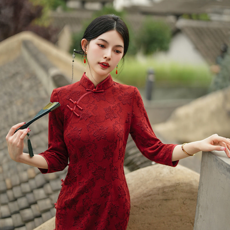 Nuevo cheongsam de otoño e invierno de longitud media, maquillaje rojo, superventas, falda cheongsam delgada de una sola capa, cheongsam rojo óxido con abertura alta