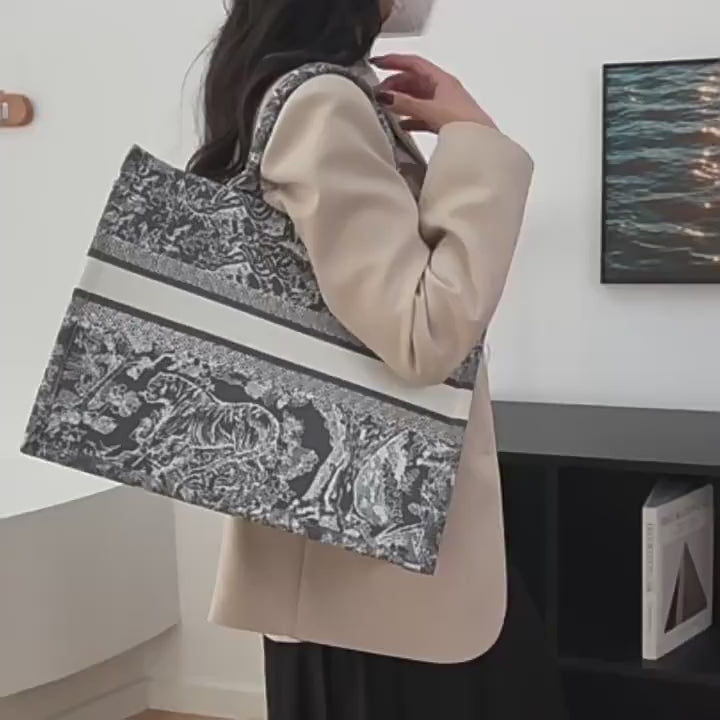 Embroidered Canvas Tiger Tote Bag – Chinese Style Handbag for Shopping and Commuting