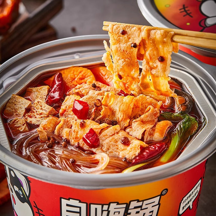 Self-heating hot pot with spicy beef, large portion, convenient instant food, spicy hot pot, perfect for late-night snacks and dormitories.